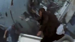 وقتی سقوط میکنند یه دکتره که گروه خونیo داره میره به همه کمک میکنه