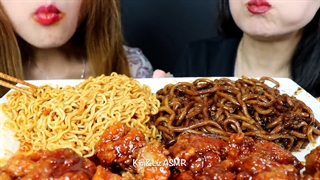 خوردن نودل لوبیا سیاه و نودل مرغ