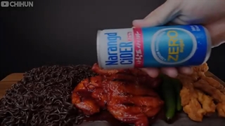 اسمرفود/خوردن نودل تند/مرغ/ فیله سوخاری