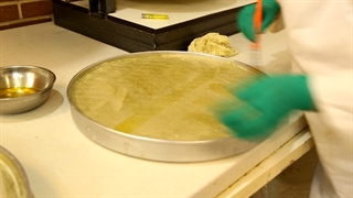 آماده سازی باقلوا لوز قزوین