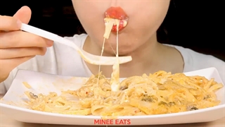 موکبانگ خوردن پاستا آلفردو