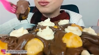 چالش خوردن توپک های شکلاتی