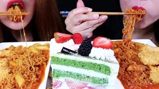 چالش خوردن نودل و کیک چای سبز و توت فرنگی