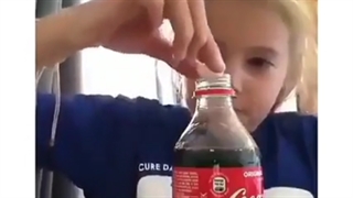 وای این دختر مریضه نوشابه است