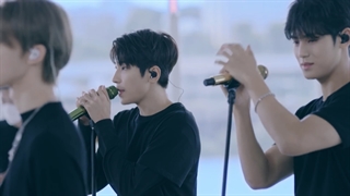 اجرای سونتین با اهنگ rock with you همراه بند