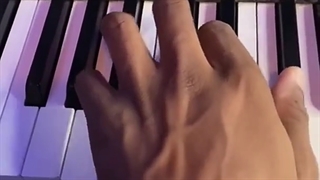 از این همه مال دنیا چی میشد ی پیانو به من میرسید؟:|