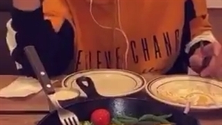 رفته رستوران انگلسی بلد نیست بپرسه گوشت گوسفنده یا خوک^-^