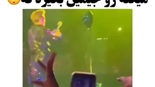 وقتی هری استایلز توی کنسرت برای جیمین گل پرت میکنه