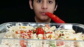 امیر اسمر خوردن پاستا و فلفل قرمز