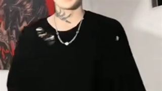 بیا چالش این پسره حرف نداره ولی واقعا یه سوال تو ذهنم پیش اومده چرا ناخن گذاشته و لاک زده ؟ کسی میدونه بهم بگه ؟