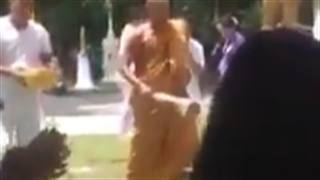 خوبه ما کار اشتباهی بکنیم با یه ببخشید نهایتش  یه دمپایی اما این بودایی ها ببینین چه میکشن