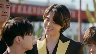 اجرای آهنگ butter , Dynamite,permission to dance در خیابان با جیمز کوردن