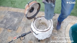 ریختن مواد مذاب آتشفشانی داخل استخر آب