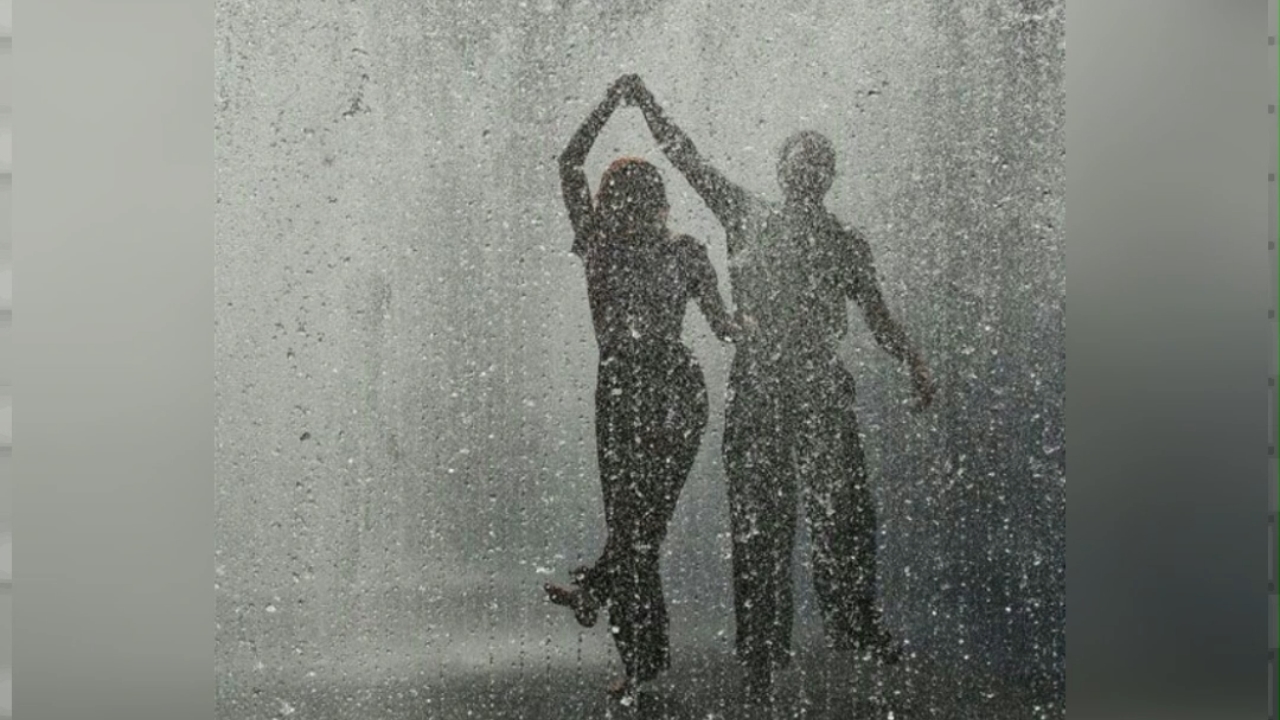 Под дождем. Танцы под дождем. Двое бегут. Танцуй под дождем картинки с надписями.