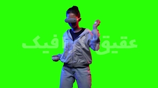 ویدیو فوتیج پس زمینه کروماکی زن جوان در حال بازی اکشن واقعیت مجازی