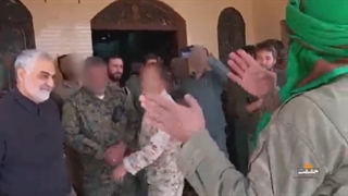 رجز خوانی یکی از رزمندگان فاطمیون در حضور سردار شهید حاج قاسم سلیمانی