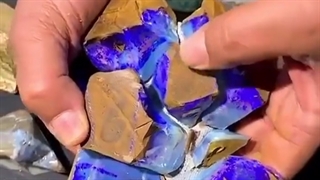 سنگی به رنگ اقیانوس