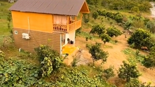 یه ویلای تمیز و شیک با یه کلبه چوبی وسطش!