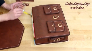 روش درست کردن کیک به شکل کیف مدرسه 