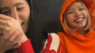 لیسا سر صحنه کیس پشت صحنه بوده فیلم میگرفته